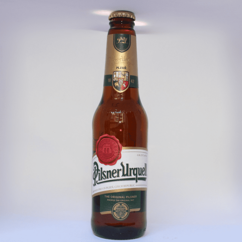 Botella de cerveza checa Pilsner Urquell sobre fondo blanco