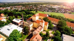 Vista aérea de la Cervecería Estatal bávara Weihenstephan (Bayerische Staatsbrauerei Weihenstephan) en Frisinga, Alemania, la cervecería en funcionamiento más antigua del mundo.