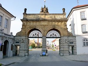 Entrada de doble arco de la Fábrica de Pilsner Urquell 