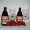 2 botellas de cerveza roja Cherry Chouffe y 2 copas de tulipa de la marca Brasserie D’Achouffe con fresas delante, un maridaje perfecto