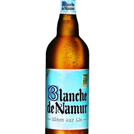 Botella de cerveza Blanche de Namur witbier belga de trigo con etiqueta blanca y dorada