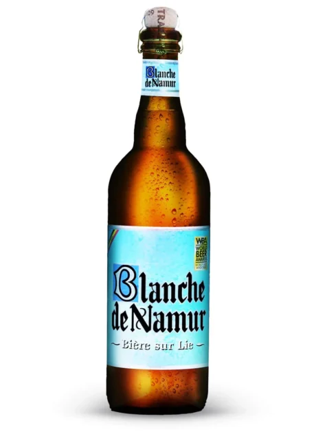 Botella de cerveza Blanche de Namur witbier belga de trigo con etiqueta blanca y dorada