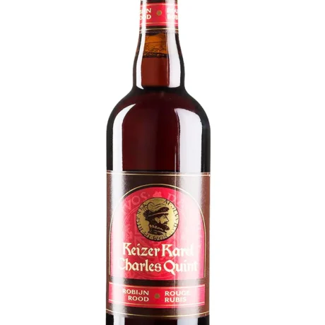 Botella de Cerveza Charles V Roja con espuma en copa tulipa sobre mesa de madera