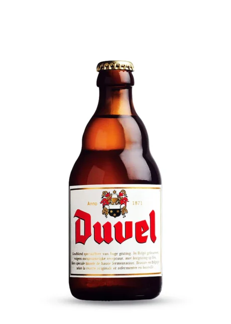 Botella de Cerveza Duvel Belgian Strong Ale junto a un vaso tulipán con espuma espesa sobre fondo neutro