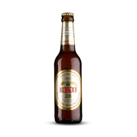 Botella de Cerveza Eku 28 con etiqueta artesanal de Kulmbach y vaso con espuma espesa sobre fondo rústico