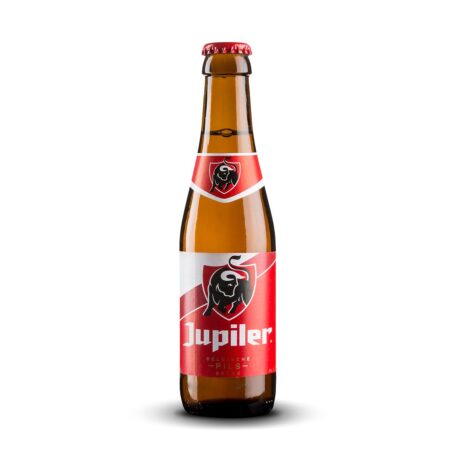 Botella de cerveza Jupiler Pilsner belga con etiqueta blanca y roja