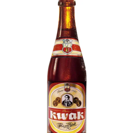 Botella de Cerveza Kwak Amber Ale belga con etiqueta tradicional