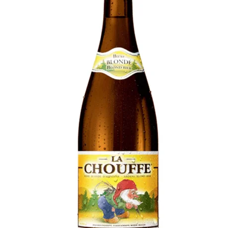 Botella de cerveza La Chouffe belga artesana con etiqueta de gnomos rojos