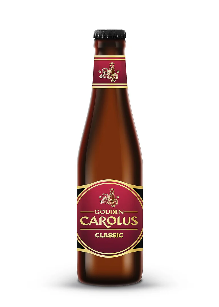 Gouden Carolus Classic Botella de Cerveza Gouden Carolus Classic sobre fondo neutro