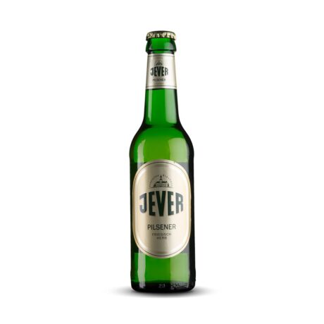 Botella y vaso de Jever Pilsner sobre mesa de madera con lúpulo y cebada