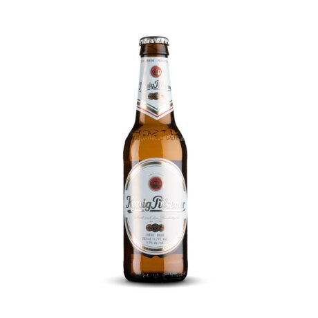 Botella de cerveza König Pilsener de vidrio ámbar con etiqueta dorada y verde sobre fondo blanco