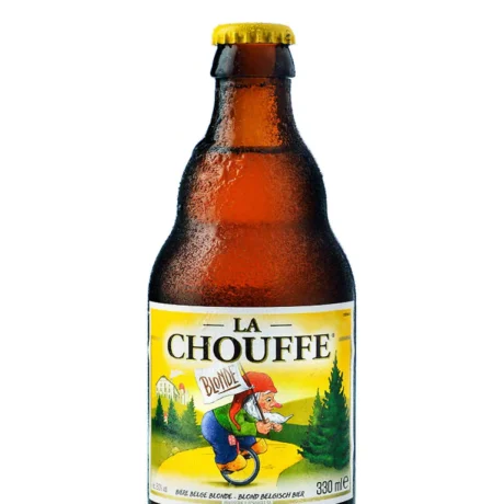 Botella de cerveza artesanal belga La Chouffe con etiqueta de gnomo rojo