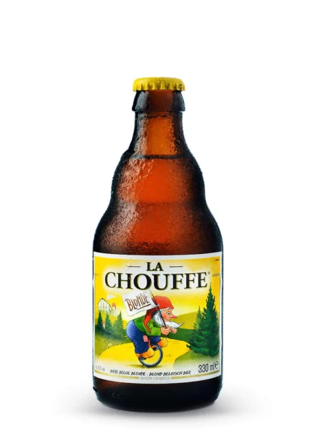 Botella de cerveza artesanal belga La Chouffe con etiqueta de gnomo rojo