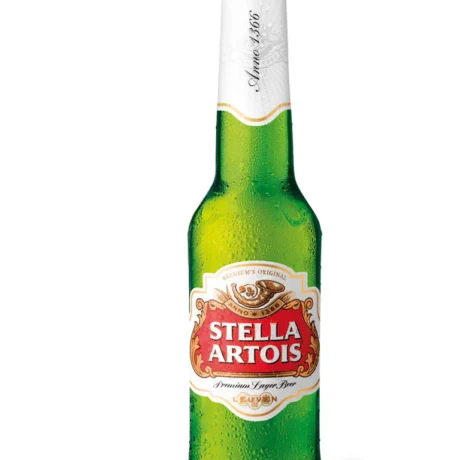 Botella de cerveza Stella Artois lager belga con etiqueta blanca y roja sobre fondo blanco