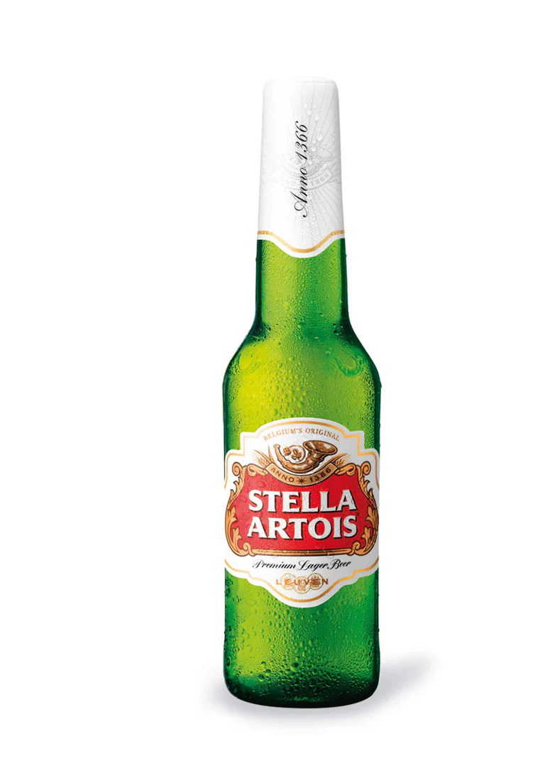 Stella Artois Botella de cerveza Stella Artois lager belga con etiqueta blanca y roja sobre fondo blanco