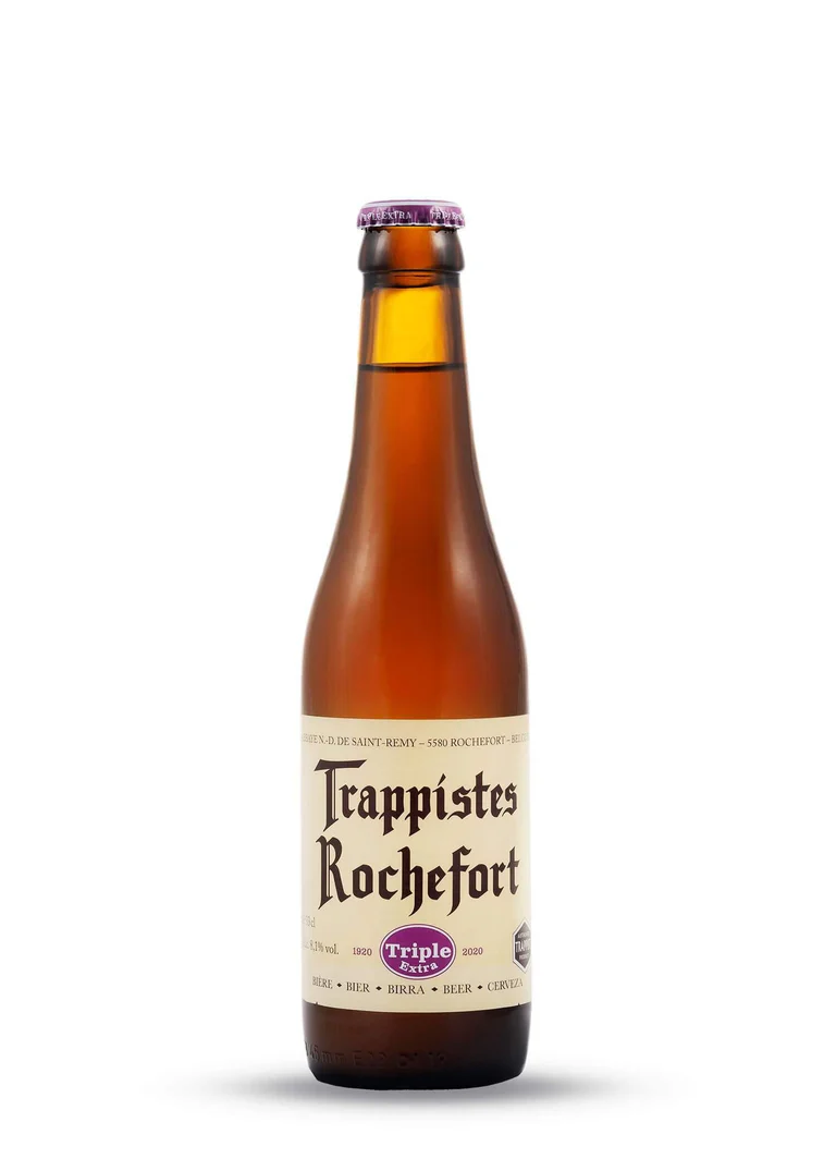 Trappistes Rochefort Extra Triple Botella de Cerveza Trappistes Rochefort Extra Triple rubia trapense belga dorada sobre fondo blanco