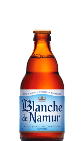 Botella de cerveza Blanche de Namur witbier belga de trigo con etiqueta blanca y dorada