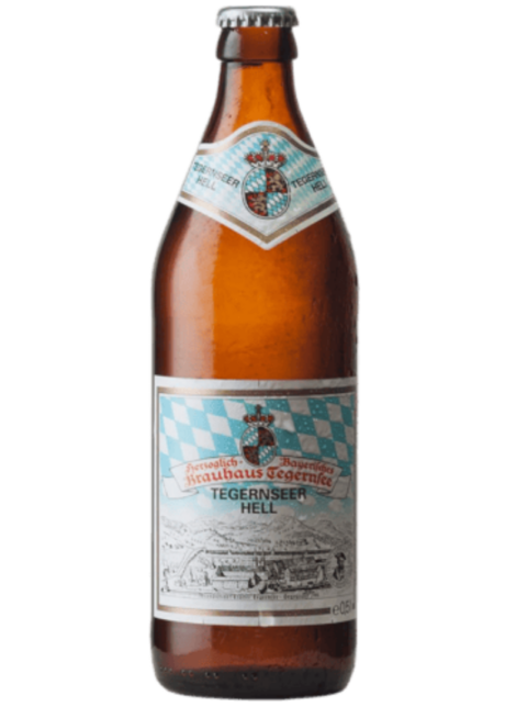 Cerveza alemana Tegernsee Hell, lager bávara de 4,8% alcohol, botella de 50cl originaria de los Alpes.